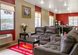 Econo Lodge Shorewood 3