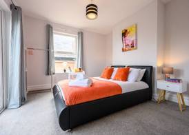 Stunning sea views - Barry's Retreat by Tŷ SA 2