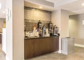 La Quinta Inn & Suites by Wyndham Cleveland - Airport North 2