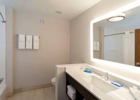 Holiday Inn Express & Suites TEXAS CITY by IHG 4