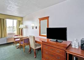Days Inn & Suites by Wyndham Fullerton 3