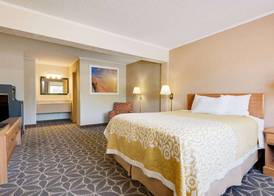 Days Inn by Wyndham Fairmont 5