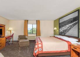 Super 8 by Wyndham Bedford 4