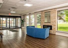 Days Inn and Suites by Wyndham Hammond, IN 5