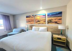 Days Inn & Suites by Wyndham Katy 4
