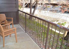 Econo Lodge Inn & Suites on the River 3