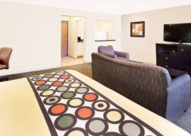 Super 8 by Wyndham Mt. Pleasant 3