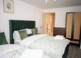 Stylish 2 bed home near Trafford 3