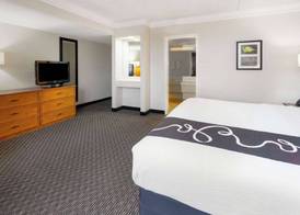 Super 8 by Wyndham The Woodlands North 3