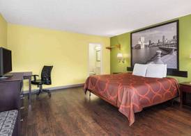 Super 8 by Wyndham Youngstown Girard 4