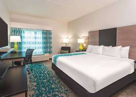 La Quinta Inn & Suites by Wyndham Cleveland near Lee Univ 4