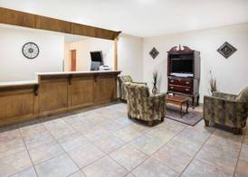 Days Inn & Suites by Wyndham Eunice 4