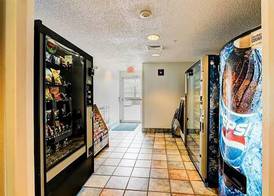 Super 8 by Wyndham Aurora East 4