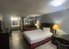 Days Inn & Suites by Wyndham Winnie 4