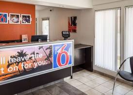 Motel 6 Bakersfield, CA - Convention Center 3