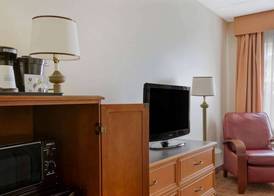 La Quinta Inn & Suites by Wyndham Sawgrass 4
