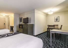 La Quinta by Wyndham Kansas City Airport 4