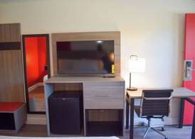 Ramada by Wyndham Cleveland Airport West 5