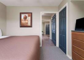 Eagle's Den Suites Kenedy a Travelodge by Wyndham 4