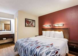 Super 8 by Wyndham Deerfield - Northbrook 4