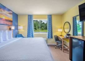 Days Inn by Wyndham Evansdale Waterloo 4