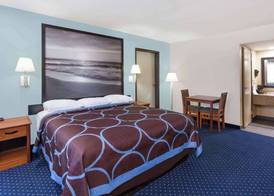 Super 8 by Wyndham El Cajon San Diego 3