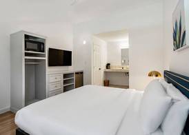 The Claire Hotel 3