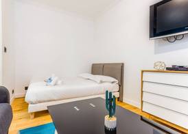 Cozy Studio in the Heart of Paris 3