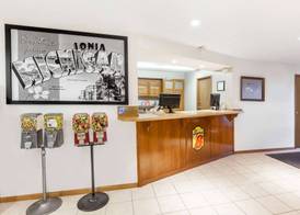 Super 8 by Wyndham Ionia MI 2