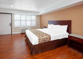 Travelodge by Wyndham Harbor City 5