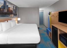 Days Inn by Wyndham Waukegan Great Lakes-Free Breakfast and Naval Base Shuttle 4