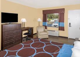 Super 8 by Wyndham Sarasota Near Siesta Key 5