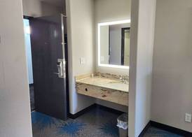 Days Inn & Suites by Wyndham New Iberia 5