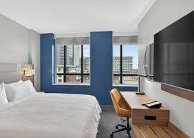 Holiday Inn Express & Suites Chicago West - Oak Park by IHG 5
