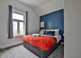 4 Bed House with Pool Table & Parking 2