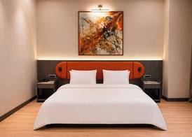 Hilly Hotel 5