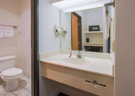 Super 8 by Wyndham Garland North Dallas Area 3