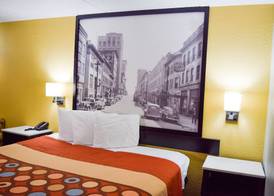 Super 8 by Wyndham Raleigh Downtown 4