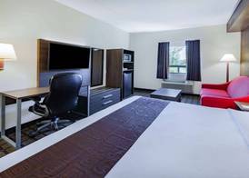 Super 8 by Wyndham Ambassador Bridge Windsor ON 4