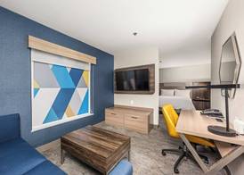 Holiday Inn Express & Suites LINCOLN-ROSEVILLE AREA by IHG 3