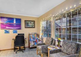 Howard Johnson by Wyndham Santa Cruz 3