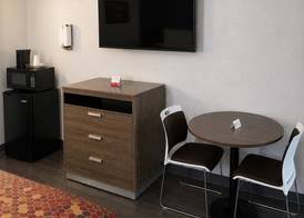 Econo Lodge Calhoun South 4
