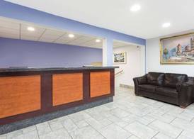 Super 8 by Wyndham Kenosha/Pleasant Prairie 2