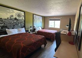 Super 8 by Wyndham Topeka/Wanamaker RD/I-70 5