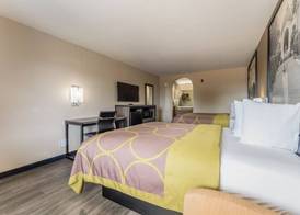 Super 8 by Wyndham Lake Charles Northeast 4