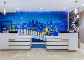 La Quinta Inn & Suites by Wyndham Kansas City Beacon Hill 4