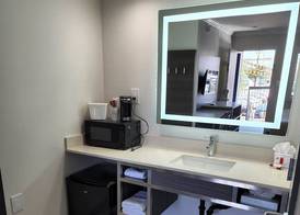 Travelodge Inn & Suites by Wyndham Fullerton 4