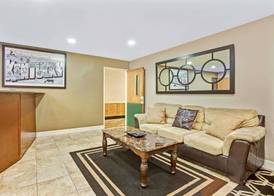 Super 8 by Wyndham Louisville Airport 2