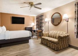 Econo Lodge Selmer 5