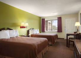 Howard Johnson by Wyndham Grand Prairie Near Lone Star Park 5